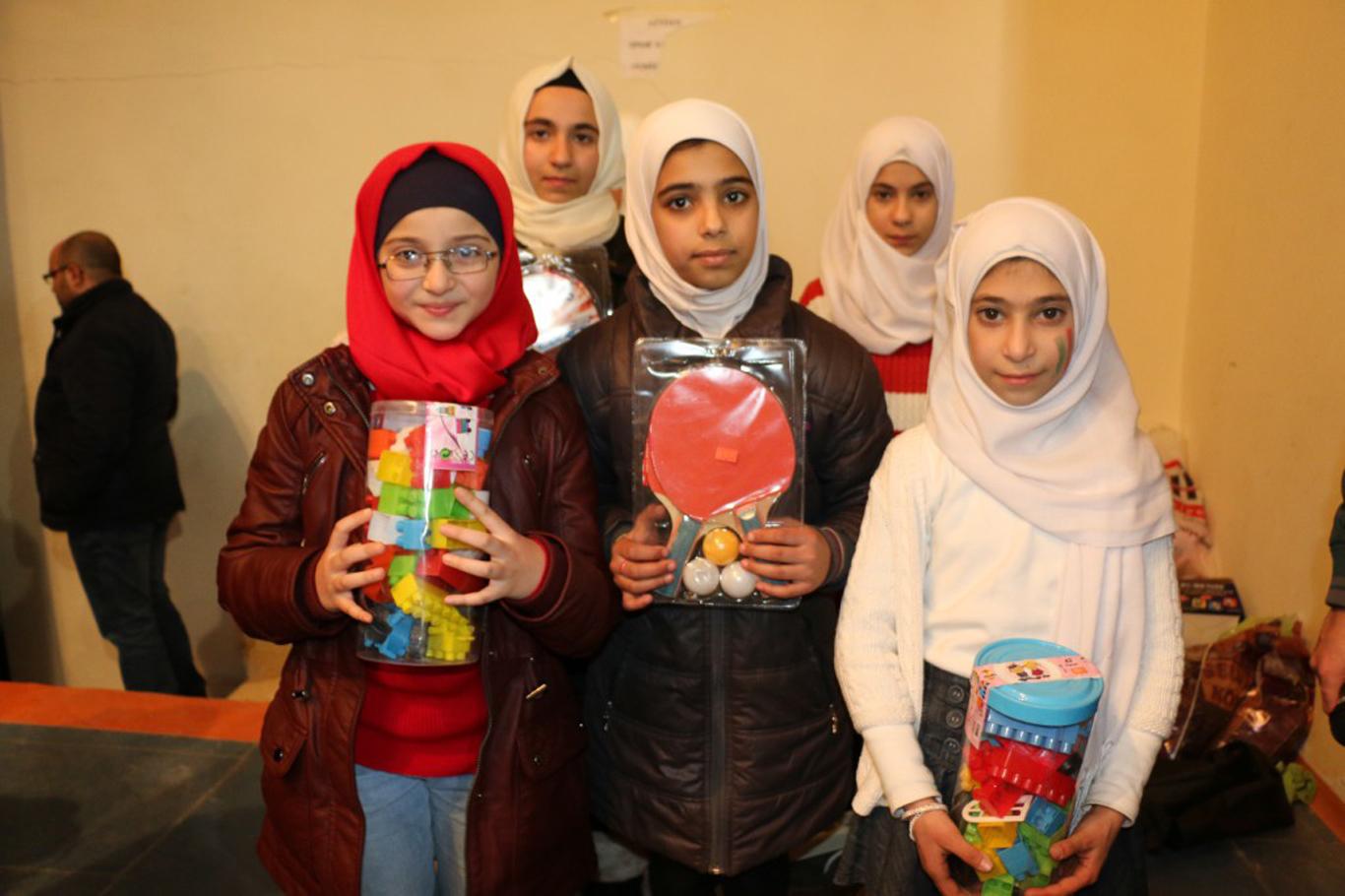 Örtünen ve hafız olan Suriyeli öğrencilere hediyeler verildi Örtünen ve hafız olan Suriyeli öğrencilere hediyeler verildi